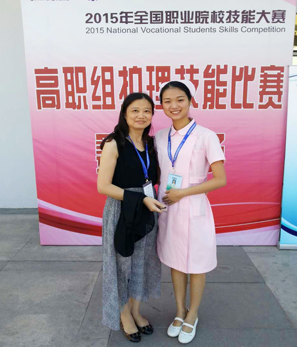护理学院2013级简美云同学在2015年全国职业院校护理技能大赛中荣获二等奖.jpg
